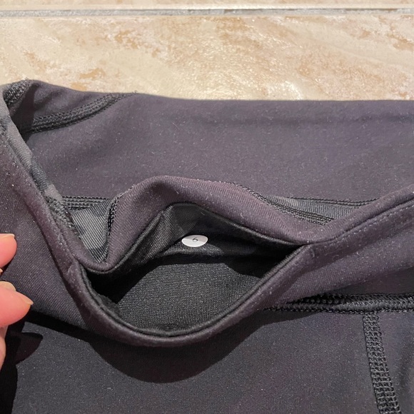 LULULEMON Athletica Reversible Black Groove Shorts size 6 - Picture 3 of 8